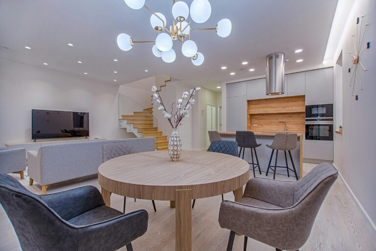 Deciding Between Renting and Buying: A Comprehensive Guide